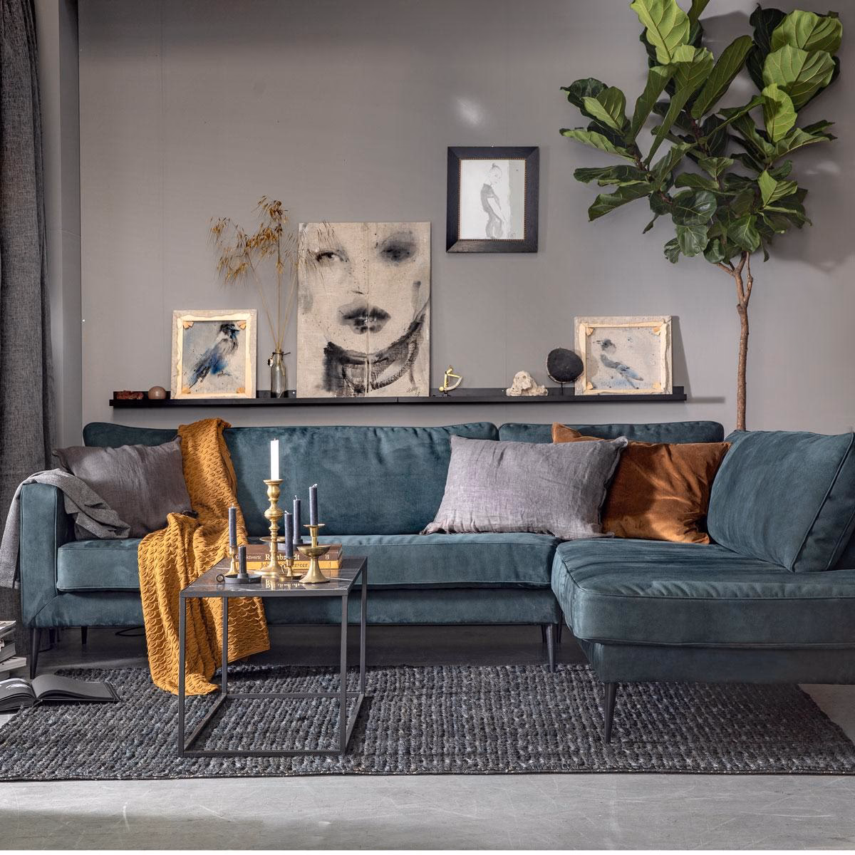 Welke muurkleur past goed bij een blauwe bank?