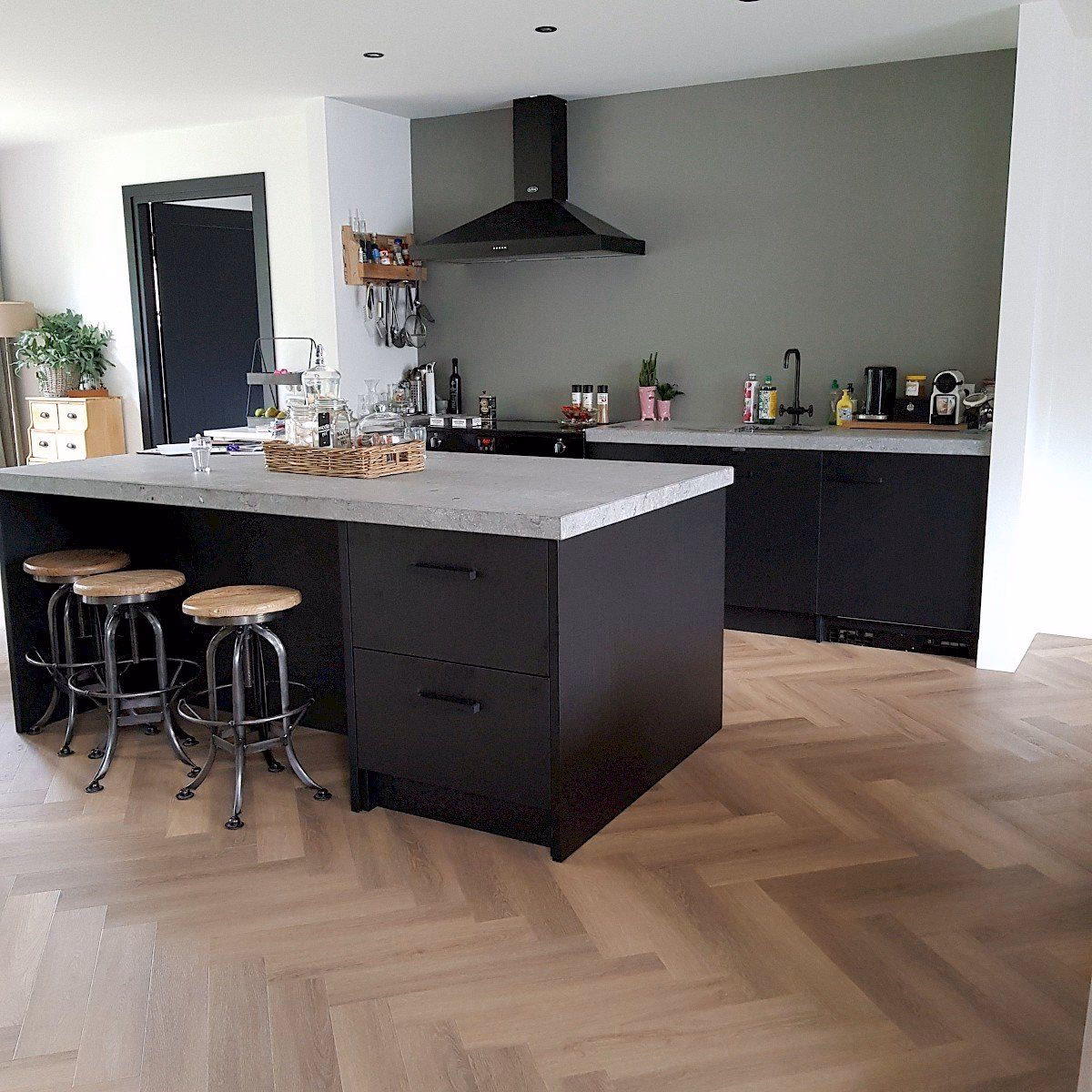 Welke kleur muren passen goed bij een zwarte keuken?