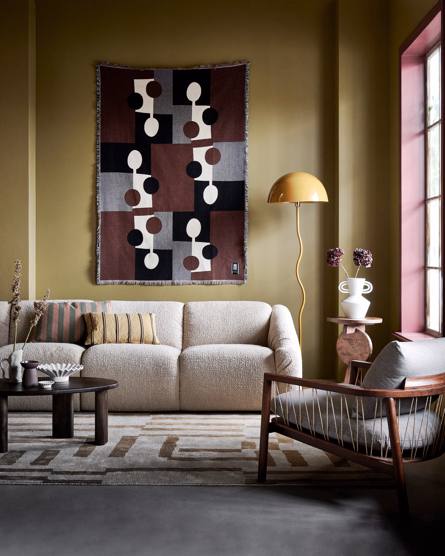 Welke kleur muur achter rode bank?