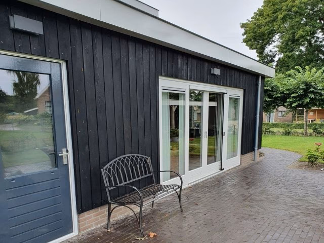 Kun je behandeld hout zwart verven?